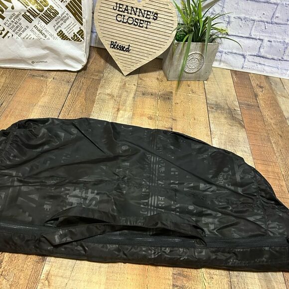 Rare EUC Lululemon XL Yogi Yoga Tote III Discover Manifesto Embossed Black - Picture 6 of 13